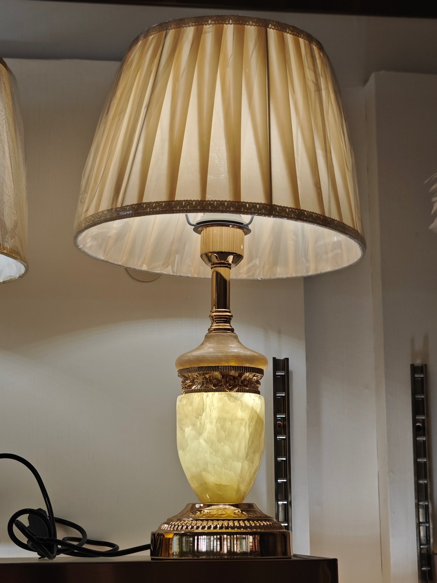 Grandeur Table Lamp